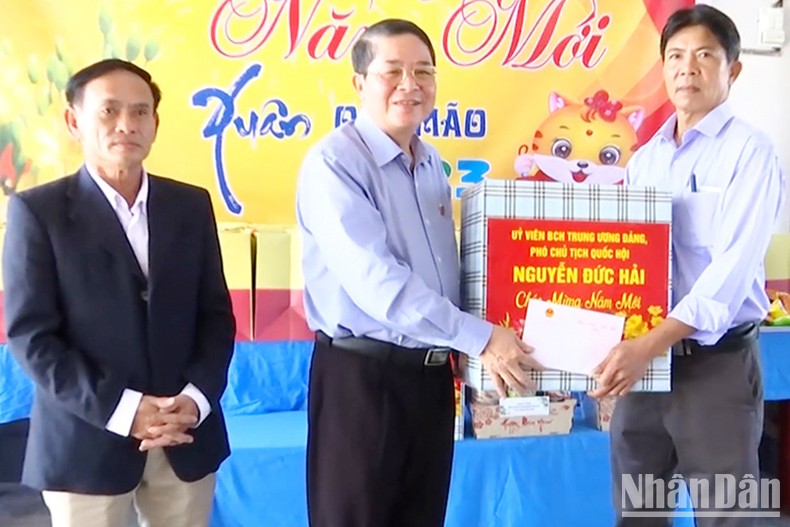 Phó Chủ tịch Quốc hội Nguyễn Đức Hải tặng quà Trung tâm Bảo trợ nạn nhân chất độc da cam/dioxin và trẻ em khuyết tật Quảng Nam.