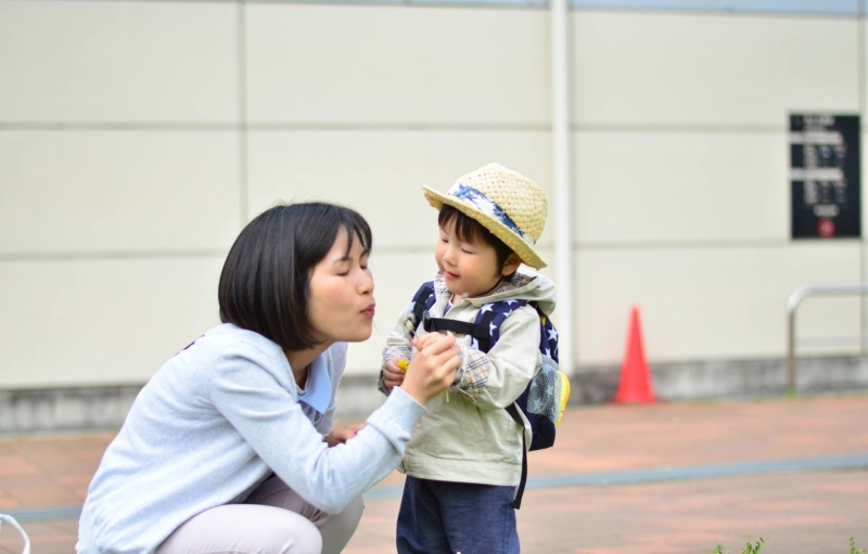 Bố mẹ nên dành nhiều thời gian vui chơi, trò chuyện cùng con.