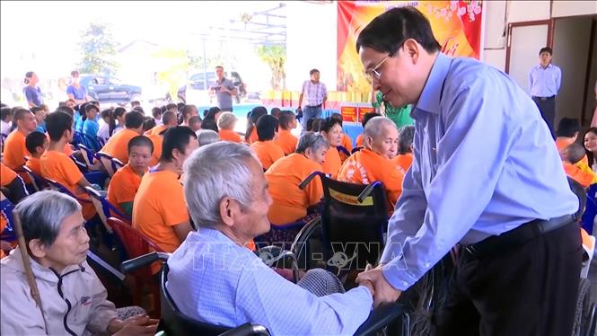 Phó Chủ tịch Quốc hội Nguyễn Đức Hải tặng quà Tết người già, khuyết tật tại Quảng Nam.
