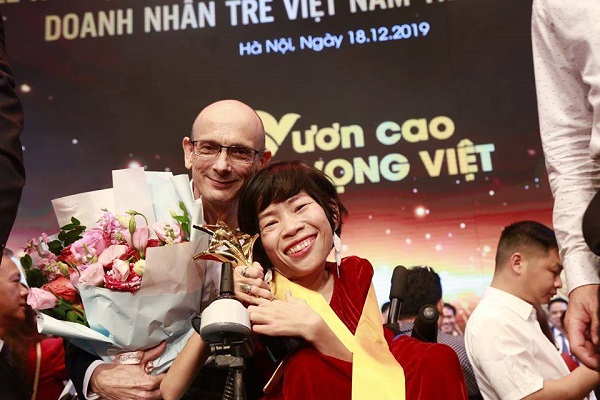 Nguyễn Thi vân cùng chồng