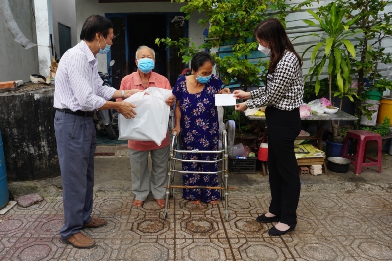 Đoàn đến thăm hỏi và tặng quà cho NKT ở Phường 1, Thị xã Gò Công.