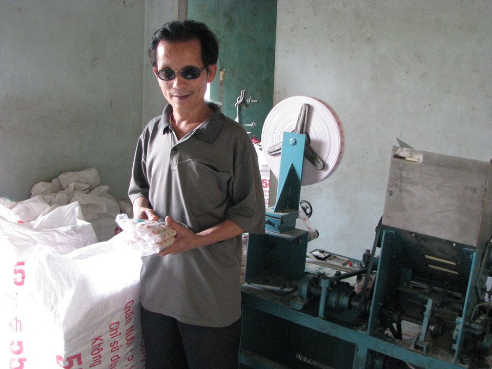Người nông dân mù sản xuất đũa tre trở thành tỷ phú