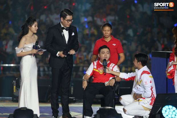 Chàng CĐV khuyết tật được lên sân khấu đại diện cho Việt Nam so tài cùng những streamer hàng đầu thế giới