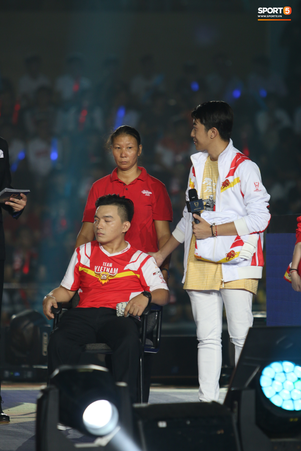 Câu chuyện cảm động xung quanh anh chàng CĐV khuyết tật được lên sân khấu đại diện cho Việt Nam so tài cùng những streamer hàng đầu thế giới - Ảnh 3.