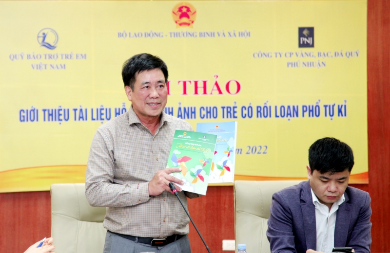 TS. BS Hoàng Văn Tiến, Giám đốc Quỹ Bảo trợ trẻ em Việt Nam giới thiệu cuốn tài liệu.