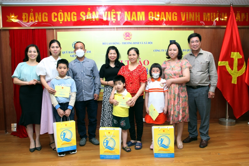 Lãnh đạo Quỹ Bảo trợ trẻ em Việt Nam tặng quà cho trẻ em mắc chứng tự kỷ.