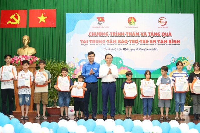 Phó Thủ tướng trao quà cho trẻ em ở Trung tâm Nuôi dưỡng bảo trợ trẻ em Tam Bình.