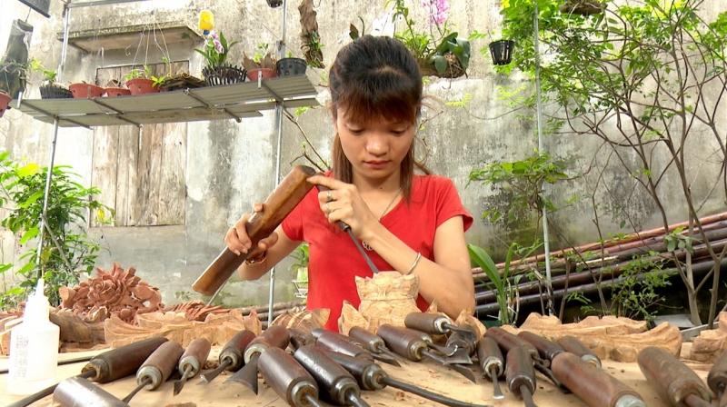 Dù mắc chứng bệnh xương thủy tinh nhưng Trịnh Thị Liên vẫn cố gắng vươn lên