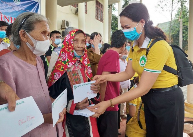 Thành viên CLB Thiện nguyện Nhân Tâm Hạ Long tặng quà cho NKT huyện Tiên Yên (Quảng Ninh).