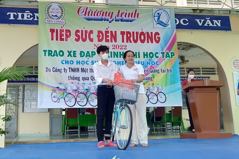 Bà Nguyễn Thị Kim Loan, Ban vận động Hội Bảo trợ người khuyết tật, trẻ mồ côi Việt Nam tặng xe đạp cho học sinh.