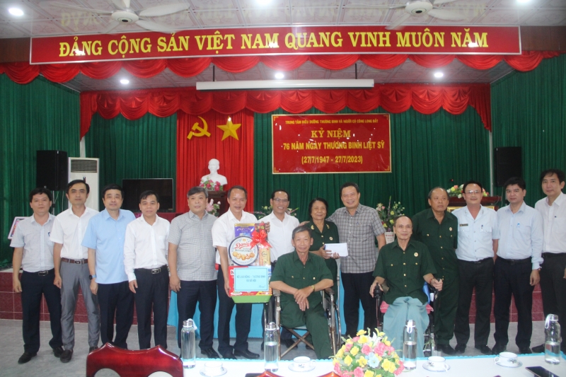 Thứ trưởng Lê Văn Thanh cùng các đơn vị thuộc Bộ LĐ-TB&XH tặng quà thương bệnh binh nặng tại Trung tâm Điều dưỡng thương binh và người có công Long Đất. (Ảnh: Trương Đăng).