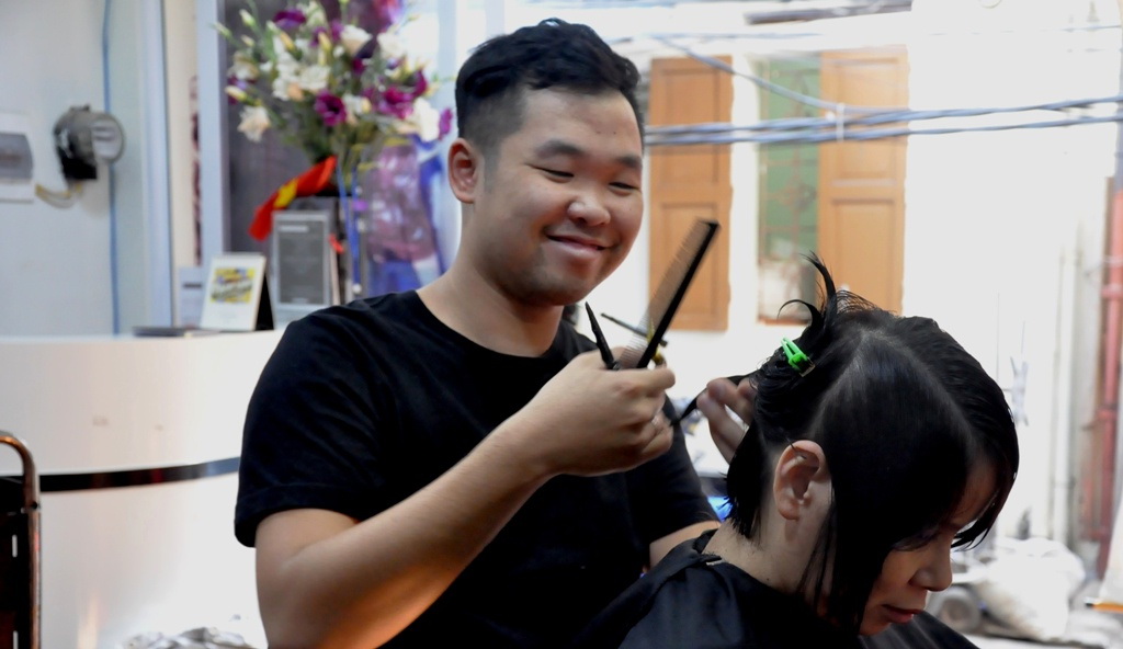 Hà Nội nhộn nhịp trong 'ngày hội toàn dân cắt tóc'