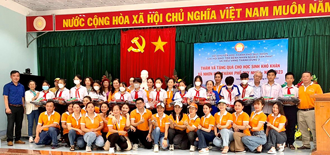 Tặng quà cho học sinh khó khăn xã Nhơn Hội (TP Quy Nhơn)
