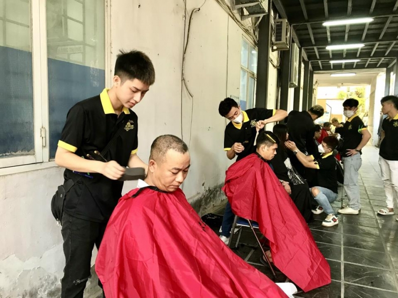 Những người lao động, người khuyết tật đến tham dự phiên giao dịch việc làm được cắt tóc miễn phí
