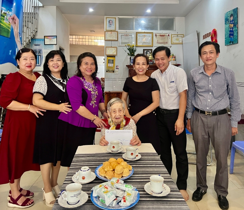 Lãnh đạo Sở LĐ-TB&XH thăm, tặng quà cho Bà mẹ Việt Nam anh hùng.