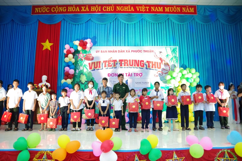 Trao tặng quà Trung thu cho các em thiếu nhi trên địa bàn xã Phước Thuận, huyện Xuyên Mộc, tỉnh Bà Rịa-Vũng Tàu.