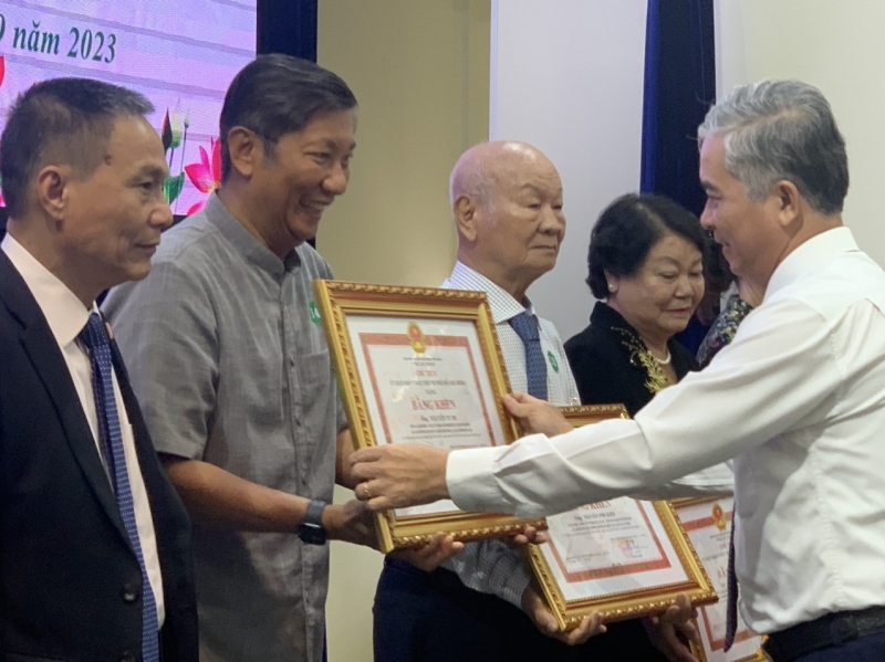 Phó Chủ tịch UBND TP.HCM Ngô Minh Châu tặng Bằng khen cho NCT làm kinh tế giỏi.