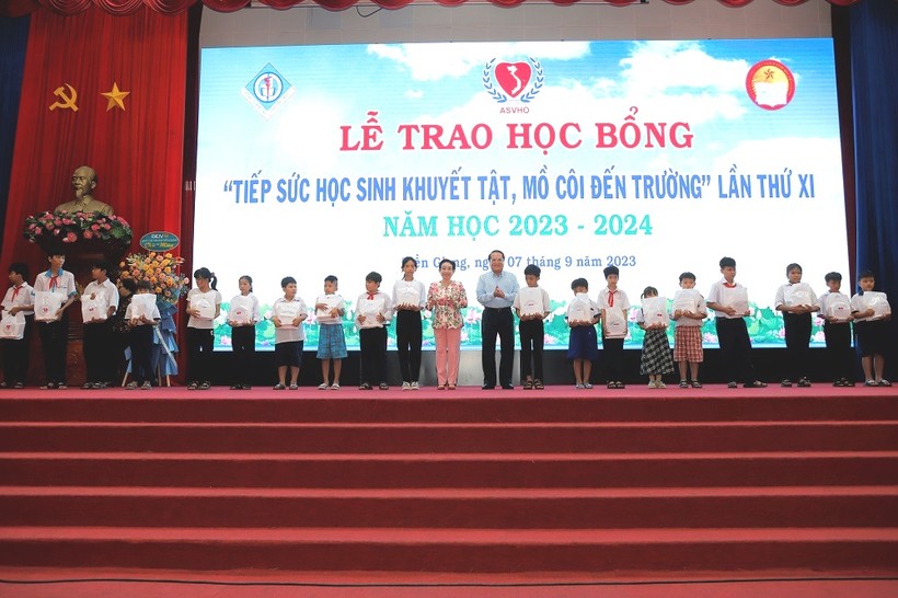 PGS.TS Trương Thị Hiền và Phó Chủ tịch UBND tỉnh Phạm Văn Trọng trao học bổng cho HS.