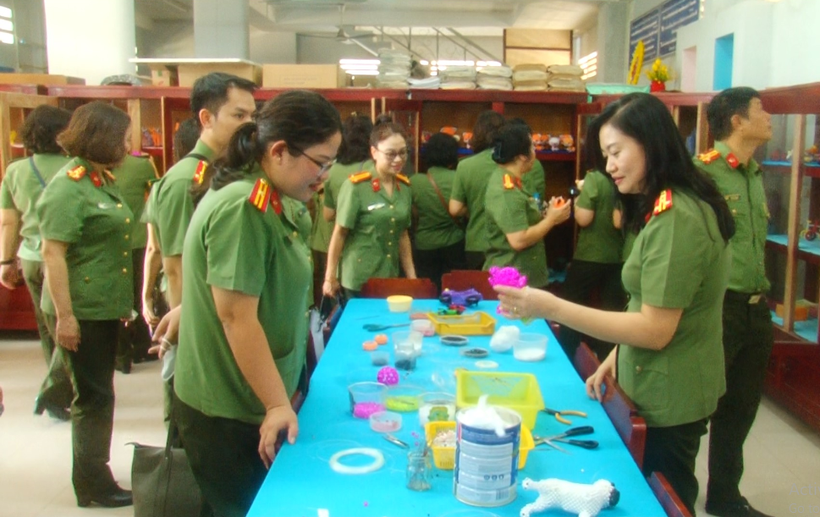 Đoàn thăm hỏi học sinh và tìm hiểu về nhà trường. ảnh 2