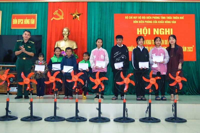 Đồn biên phòng cửa khẩu Hồng Vân và Trường THCS-THPT Hồng Vân trao quà cho các em học sinh. Ảnh: Võ Tiến
