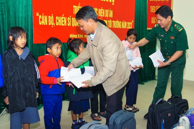 Đại diện Đồn biên phòng cửa khẩu Hồng Vân và Chính quyền địa phương trao kinh phí hỗ trợ cho các em học sinh. Ảnh: Hồng Minh