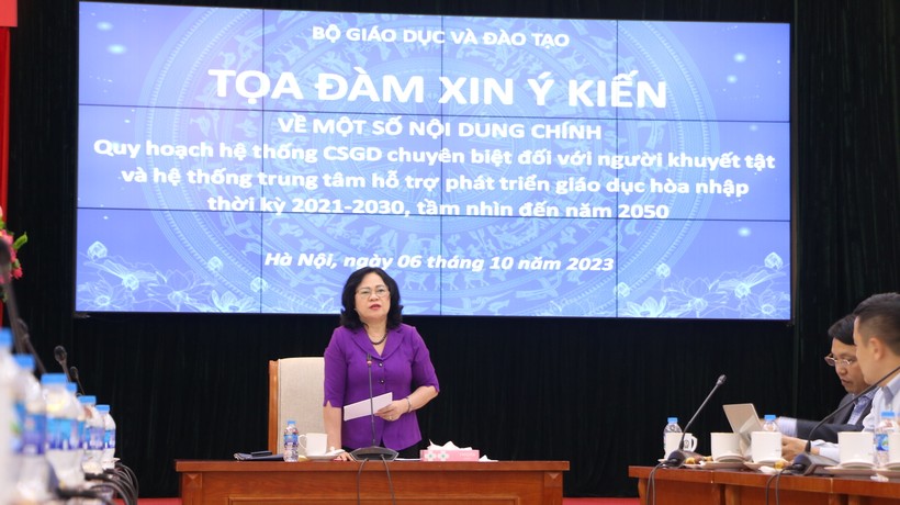 Thứ trưởng Ngô Thị Minh - Trưởng Ban Chỉ đạo giáo dục trẻ khuyết tật và Trẻ em có hoàn cảnh khó khăn của Bộ GD&ĐT đã chủ trì buổi tọa đàm.
