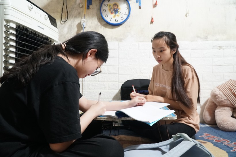 Nguyễn Thị Tú Anh dạy tiếng Trung tại nhà cho học sinh.