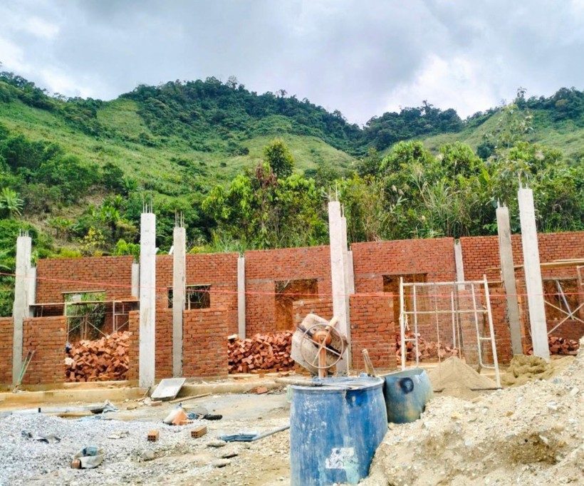 Công trình 2 phòng học và 1 phòng công vụ đang được khẩn trương xây dựng tại điểm trường Ông Bình, Trường PTDTBT Tiểu học Trà Dơn (Nam Trà My). ảnh 3