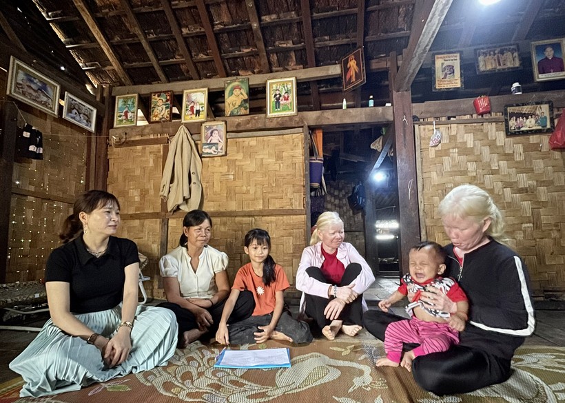 Chị Nguyễn Thị Dung (ngoài cùng bên trái) đến thăm cô con gái nuôi Y Huyền. ảnh 1