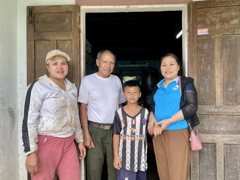 Bà Lê Thị Thảo - Chủ tịch Hội Liên hiệp Phụ nữ thị trấn Đăk Tô đến thăm hỏi, động viên gia đình người con nuôi Phan Anh Thiện. ảnh 2