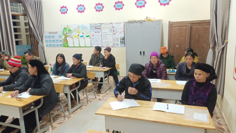 Học viên tham gia lớp xoá mù ở huyện Bình Gia, Lạng Sơn.