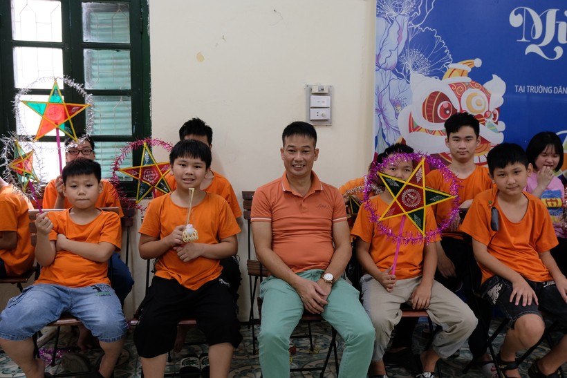 Thầy Đỗ Thanh Sơn (giữa) đón Trung thu cùng học sinh Trường PTCS Dân lập dạy trẻ câm điếc Hà Nội. Ảnh: TG