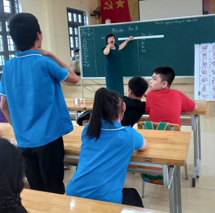 Buổi tập huấn chương trình hỗ trợ giáo dục hòa nhập cho trẻ khuyết tật tại trường Tiểu học Bình Thuận.