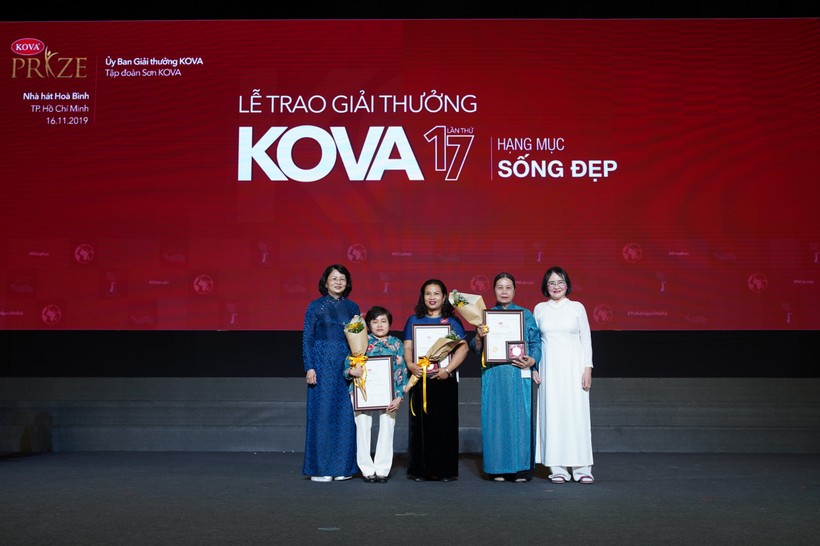 Chị Lê Thị Lan Anh nhận giải Kova lần thứ 17 ở hạng mục 'Sống đẹp'. Ảnh: NVCC