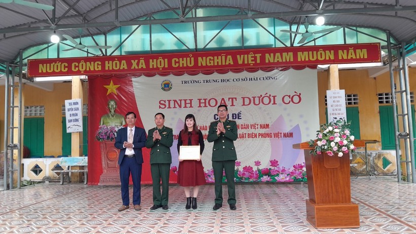 Đại diện Bộ đội Biên phòng tỉnh Nam Định, Đồn Biên phòng Văn Lý trao giải cho cô Trần Thị Trang.