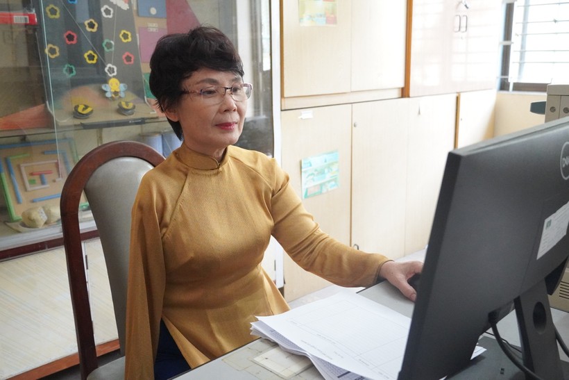 Cô Tuyết soạn giáo án, theo dõi hành trình tiến bộ của học sinh.