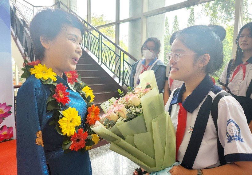 Em Kỳ Mỹ chúc mừng cô Tuyết khi cô nhận Giải thưởng Võ Trường Toản. 