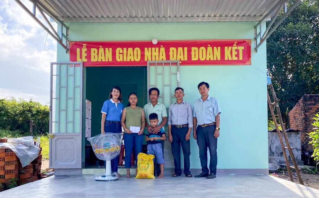 Mặt trận thị xã trao nhà Đại đoàn kết cho hộ nghèo xã Ninh Sim