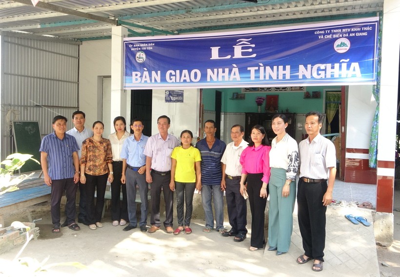 Chính quyền địa phương, đại diện nhà tài trợ chụp hình lưu niệm cùng hộ dân được tặng nhà.