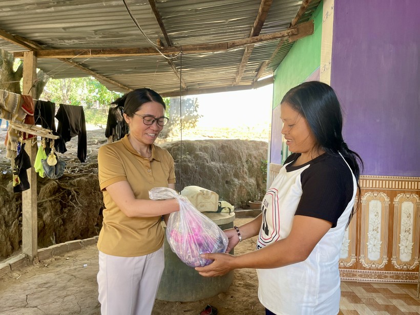 Trường Mầm non xã Đăk Rơ Ông quan tâm, kêu gọi nhà hảo tâm hỗ trợ thức ăn, nhu yếu phẩm hỗ trợ gia đình Phường. Ảnh: Dung Nguyễn.