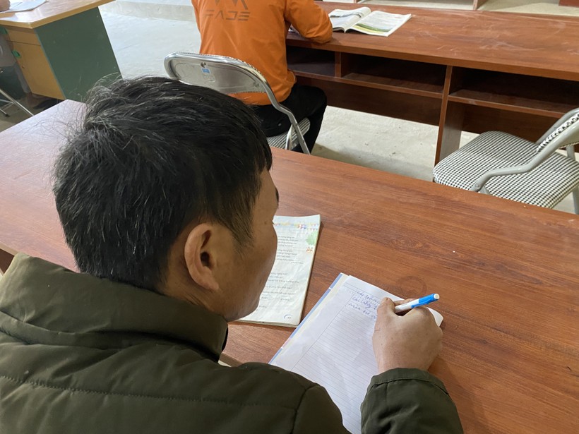 Học viên tham gia lớp xoá mù chữ ở huyện Văn Quan. Ảnh Ngô Chuyên.