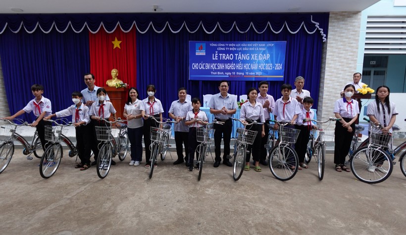 Trao tặng xe đạp cho HS hoàn cảnh khó khăn huyện Thới Bình (Cà Mau).