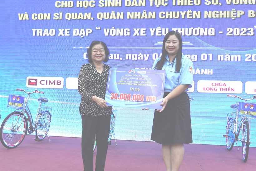 Nguyên Phó Chủ tịch nước Trương Mỹ Hoa trao tặng xe đạp cho HS hoàn cảnh khó khăn.