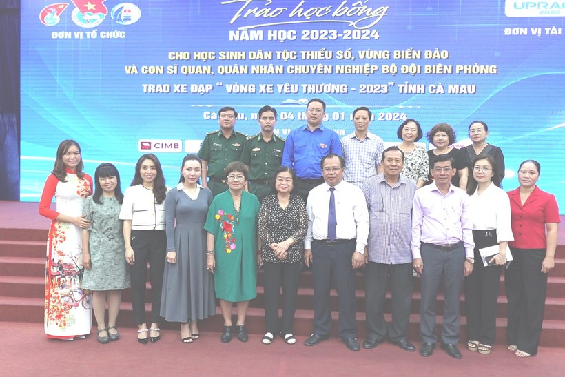 Các đại biểu tham dự lễ trao học bổng.