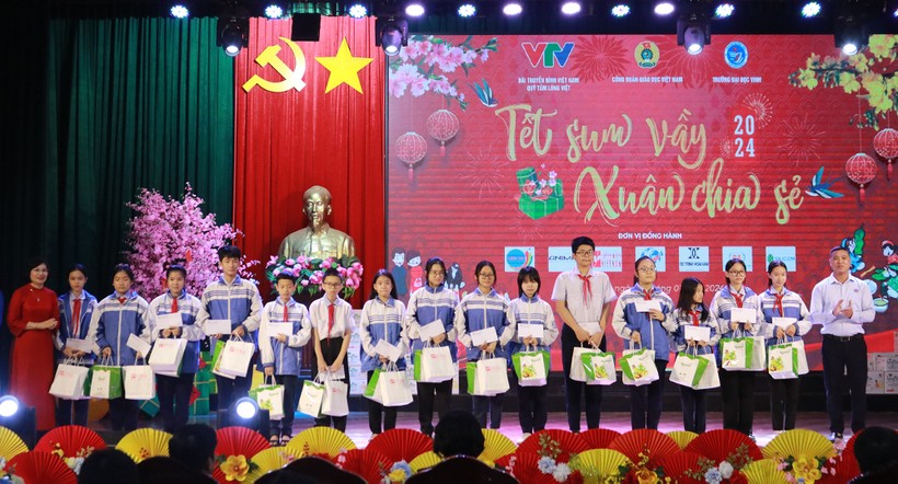 Công đoàn Giáo dục Việt Nam mang Tết sớm đến với học sinh nghèo.