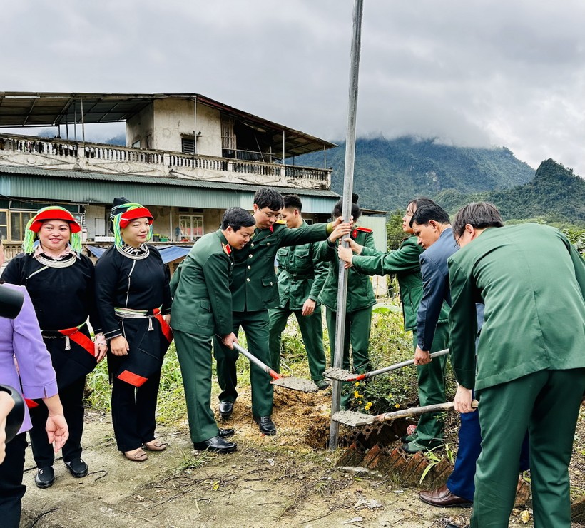 Học viện Kỹ thuật quân sự tặng 10 cột đèn năng lượng mặt trời cho địa phương.