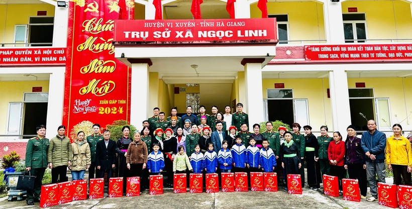 Học viện Kỹ thuật quân sự tặng quà cho gia đình chính sách, đặc biệt khó khăn và học sinh nghèo vượt khó.