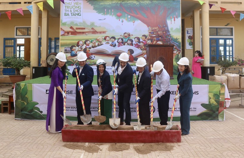 Nghi thức khởi công xây dựng thư viện trường học ở Trường Ba Tầng.