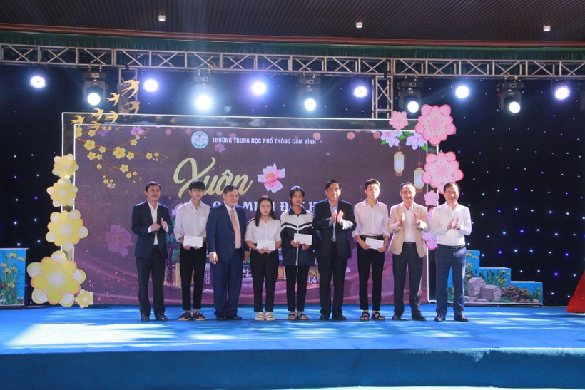 Các lãnh đạo Trung ương và tỉnh Hà Tĩnh là trao quà cho học sinh nghèo vượt khó.