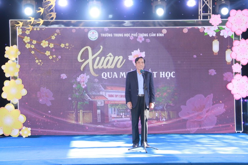 Cựu học sinh nhà trường, ông Nguyễn Thanh Bình phát biểu tại buổi gặp mặt.